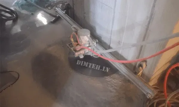Dimanta zāģēšana betonā ar zāģēšanas iekārtu