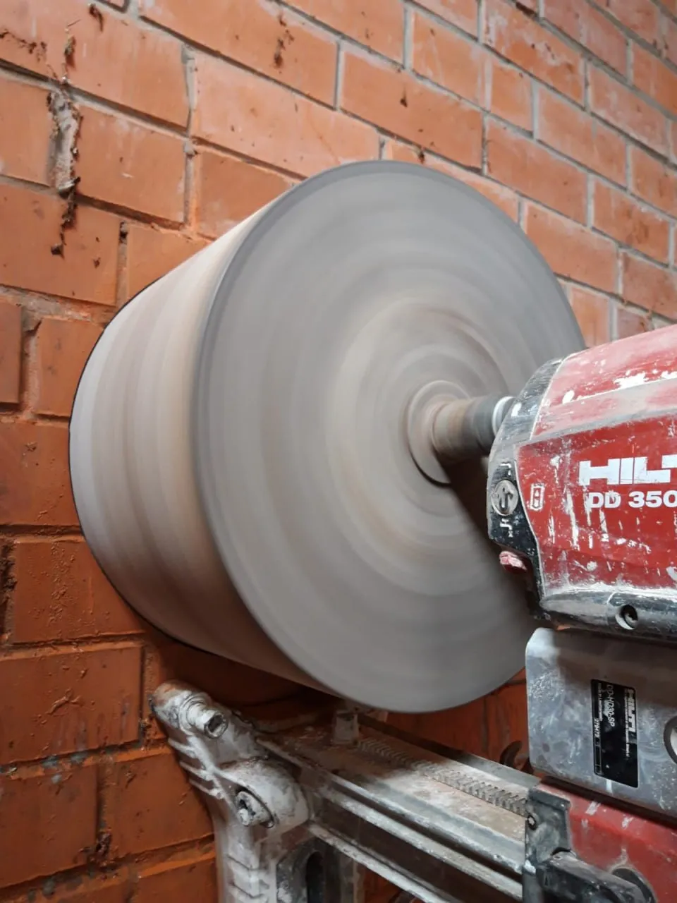 Liela diametra dimanta urbšana ķieģeļu sienā ar Hilti iekārtu