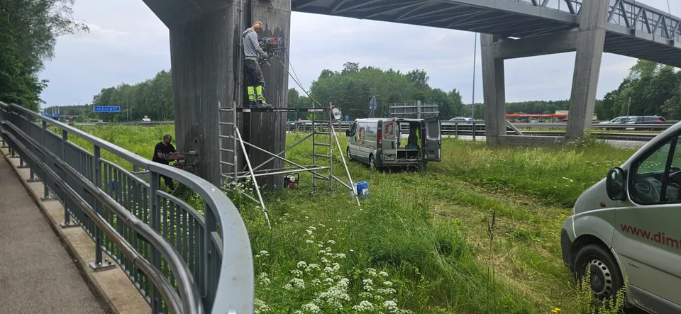 Paraugu urbšana autoceļa pārvada betona balstā