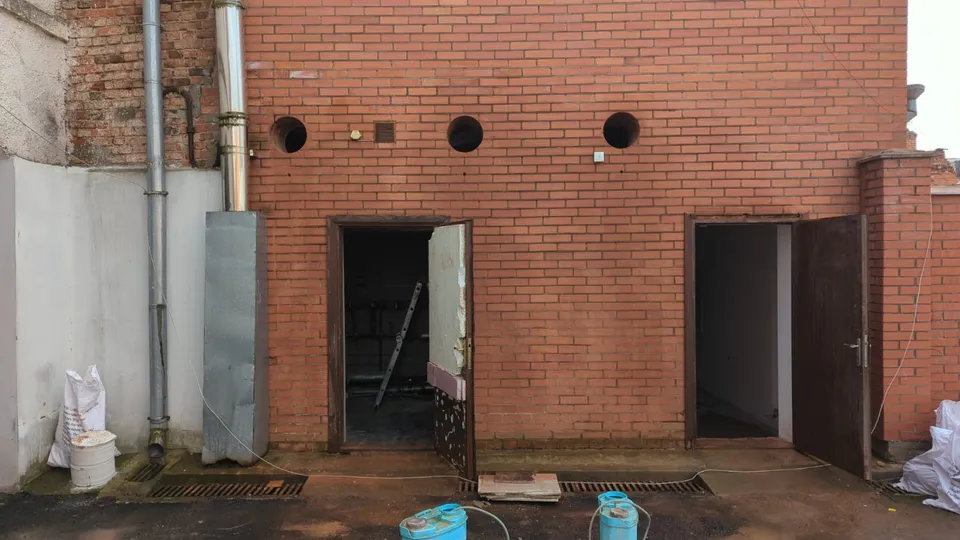 Vairāki ventilācijas caurumi izurbti ķieģeļu ēkas fasādē