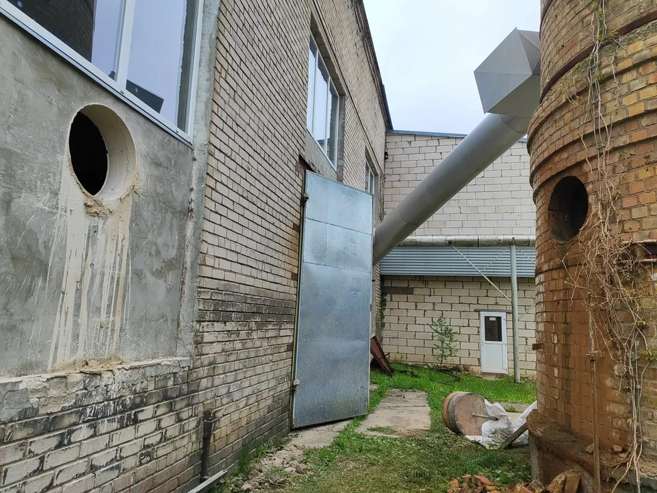Liela diametra caurums ventilācijai ēkas fasādē
