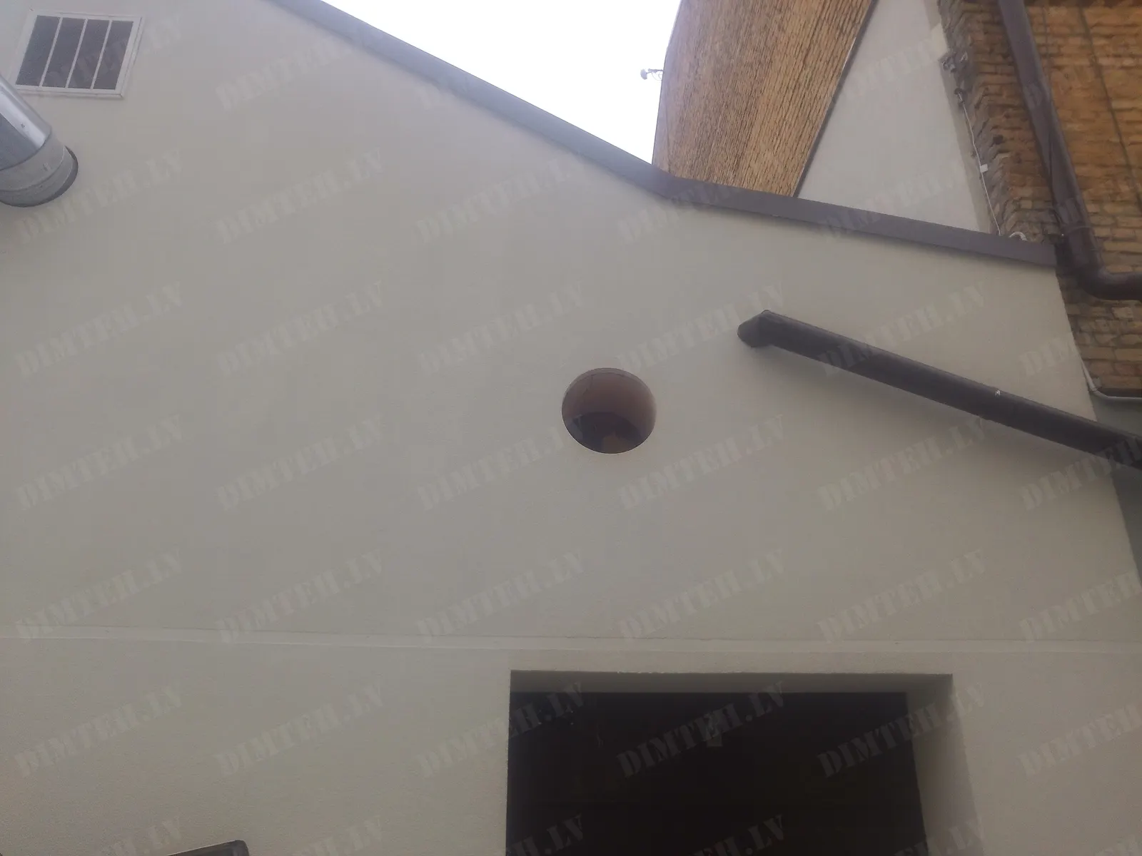 Caurums ventilācijai sienā