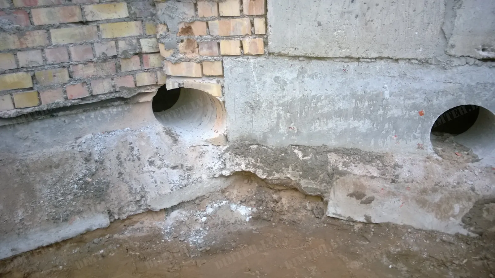 Caurumu urbšana komunikācijam mājas pamatos