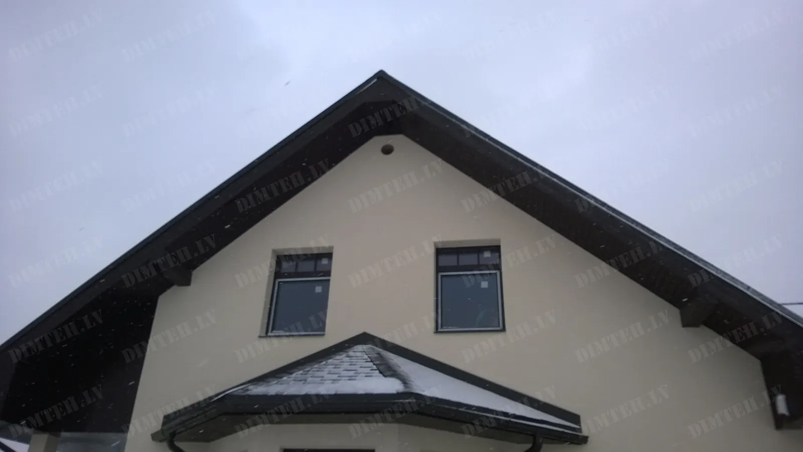 Caurumu urbšana ventilācijai fasādē