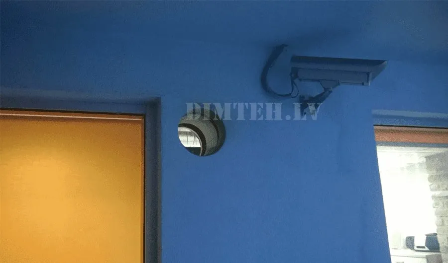 Ventilācijas caurums telpas sienā